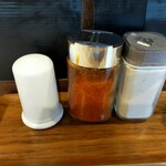 拉麺大公 - 薬味はシンプルに一味とコショー