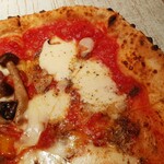 ピッツェリア　イルソーレ　天サン - もっちりモッツァレラにナチュラルな酸味のトマトソース、アンチョビの塩気やガーリック、香り良いオレガノパウダーがヤミツキになるナポレターナ