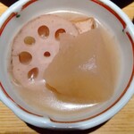 本陣 - 小鉢は大根とレンコンと厚揚げのおでん風煮込み。