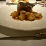 ラ ターブル ド クラージュ - 「お肉料理」　仔牛とフォアグラのパリパリ包みを横から見たところ。付け合わせのお野菜も美味しいです！