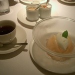 ラ ターブル ド クラージュ - 「デザート」桃のコンポートとコーヒー。