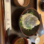 Akimoto - 生しらす丼、ご飯の量は茶碗一杯と言った所