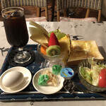 ヒロミ - ＋150円追加してフルーツ盛り合わせにバタートーストに野菜サラダに玉子に豆菓子付きのモーニングセット500円。
