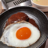 焼肉ホルモン 稲田 - 目玉焼きと比較