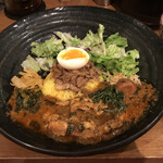 SPICY CURRY 魯珈 - 鶏せせりと梅と紫蘇のカレーの魯珈プレート