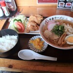 くつろぎ亭ひこべえ  - 牛骨ラーメンセット　880円