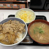 Yoshinoya - サラダと豚汁で野菜摂取率をアップ