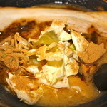 麺王 零  - 鰹粉末とキャベツをアップで