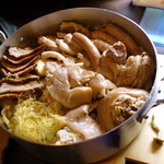 ジョンティ - シュークルート （ソーセージ、皮付き脛肉、ベーコン、塩付けロース肉）鍋ごと登場〜〜
      これがまた！
      もう！！
      さっさと行って食べてください（爆）
      
      