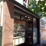 寿し悠 - 店の前に大きな木が有ります。