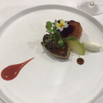 レストラン ラ・フロレゾン・ドゥ・タケウチ - リンゴと一緒に頂くフォアグラ。
      タルトタタンが中に入っていてデザートのよう。