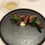 レストラン ラ・フロレゾン・ドゥ・タケウチ - メインのお肉は鳩でした。
      少し癖がありますが赤身のあっさりしたお肉です。
      生肉苦手なの伝えていたので、もう少し焼いて欲しかったかな〜。