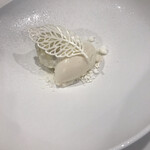 レストラン ラ・フロレゾン・ドゥ・タケウチ - デザート2つ目。これ凄く美味しかった♡
      お皿もデザートも真っ白で綺麗。