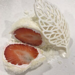 レストラン ラ・フロレゾン・ドゥ・タケウチ - 割ると中から苺♡ホワイトチョコに包まれています。
      アイスクリームも真っ白だけど、苺の味がして面白い♪