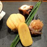 馳走 山傳 - 手前から唐寿美・鯔の白子牛肉巻き・雲丹寿司・蛸の柔らか煮