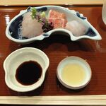 馳走 山傳 - 右から手長海老・皮目を炙った地金目・鮃を醤油と煎り酒で