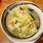 中華キッチン 桂林 - 五目ラーメン玉子入り　塩味スープが上品 今まで食べた五目ラーメンの中ではトップかも　
