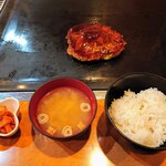 桜八番 - 令和2年12月 ランチタイムお好み焼きセット 小さめのお好み焼き＋ご飯＋漬物＋みそ汁 税込680円