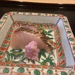 津の守坂 小柴 - お造り：鰆の炙り 鰆がねっとりしていました。桜色の大根おろしでいただきます。 お造り、たっぷりと２種類いただけるのも嬉しいポイント。