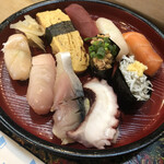 すし銀 - ランチにぎり。サーモンと納豆が悲しい。