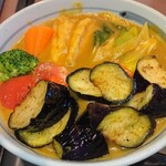 若鯱家 - 温野菜とトマトと揚げなすカレーうどん