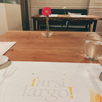 ファルスィ ラルゴ - テーブル6卓程度のこじんまりとした清潔感ある空間。