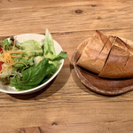 ビストロ ハムサ - セットのサラダとパン