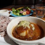 コンシールカフェ ミヤマスザカ - オニオングラタン煮込みハンバーグ　900円
ライス大盛無料