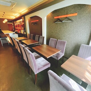 デートやひとり飲み、女子会から二次会まで◎ゆったり寛げる店内