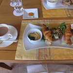 ホテルブレストンコート ザ・ラウンジ - サンドイッチとカフェオレ。（左上のお菓子はビールのおつまみです。）