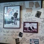 ル・プチメック - 映画のポスターやサインがいっぱいの壁