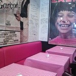 赤のチェックのテーブルクロス