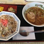 Touraiken - キャーーー！！！チャーハンセット！¥800。
                        
                        ラーメンに半チャーハンかと思ったら、
                        チャーハンに半ラーメン。
                        
                        漬物付き。
                        
                        
                        
                        