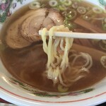 Touraiken - 麺はややヤワに茹でられてますが、コレもこの懐かしい汁にはドンズバ！！！
                        
                        あーーーこの懐かしさ 久しぶりだぁヽ(´o｀
                        
                        
                        