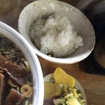 ラーメンたつた - お昼のサービス（11時〜14時）ライス・がっこ付き（ライス無くなりしだい終り）