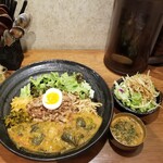 SPICY CURRY 魯珈 - あさりと菜の花のサンバル～タマリンドの酸味強めな豆カレー～のろかプレートの肉ダブル＋クリーミィ野菜コルマカレーのぷちカレー＋ぷちサラダ