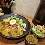 SPICY CURRY 魯珈 - あさりと菜の花のサンバル～タマリンドの酸味強めな豆カレー～のろかプレートの肉ダブル＋クリーミィ野菜コルマカレーのぷちカレー＋ぷちサラダ
