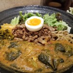SPICY CURRY 魯珈 - あさりと菜の花のサンバル～タマリンドの酸味強めな豆カレー～のろかプレートの肉ダブル