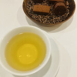 レストラン ラ・フロレゾン・ドゥ・タケウチ - ハーブティーと
      小菓子はフィナンシェと生チョコの様なもの✨！