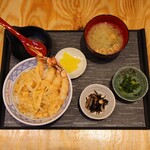 天ぷらと海鮮 ニューツルマツ - 海老玉子とじ丼定食(税込880円)