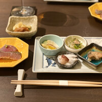 鮨まつもと - ・前菜の盛り合わせ
                    (セリとウルイのお浸し、自家製糠漬け、カツオのお浸し、北海ダコの低温調理)
                    ・2種のガリ ※赤酢、米酢
                    ・メジマグロのお造り