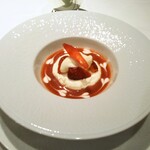 マノワール・ディノ - デザート　苺のスープ仕立て　クレームダンジュ添え