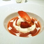 マノワール・ディノ - デザート　苺のスープ仕立て　クレームダンジュ添え