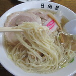 青竹手打ラーメン 日向屋 - 端正な青竹手打ち麺