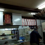 うどん さか枝 - 店内厨房方向（右にあるタンクに出汁が入ってます）