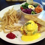 アロッサ - 9/13　タスマニアサーモンのエッグベネディクト　ランチ1000円