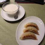 昇玉 - ご飯セットの餃子と杏仁豆腐