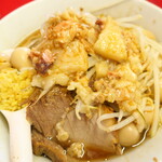 ラーメン二郎 - ＜参考＞ラーメン半分＋アブラカラメ＋うずら＋ショウガ半分