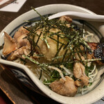 こっこのすけ - 鳥の巣丼。鳥の巣に見立てた、鶏めし丼。真ん中は、半熟玉子。うま！