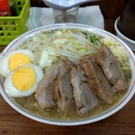 ラーメン二郎 品川店 - 小豚（麺量300g位）、トッピング煮玉子、ネギ。
                                コールはニンニクダブル、カラメ。
                                